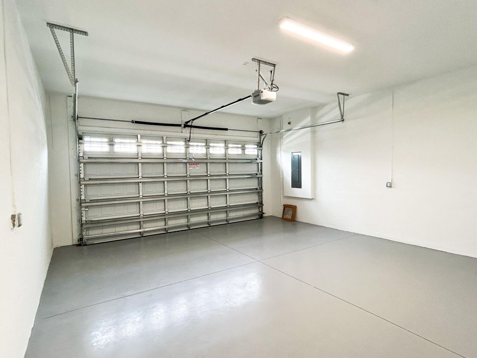 出租: $3,100 (3 贝兹, 3 浴室, 2042 平方英尺)