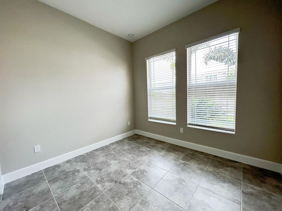 出租: $3,100 (3 贝兹, 3 浴室, 2042 平方英尺)