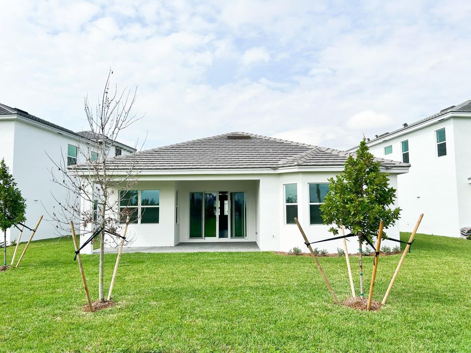 出租: $3,100 (3 贝兹, 3 浴室, 2042 平方英尺)