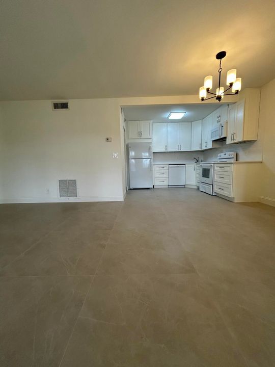 For Rent: $1,650 (2 beds, 1 baths, 810 Square Feet)