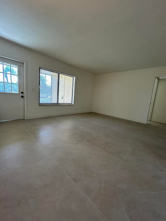 For Rent: $1,650 (2 beds, 1 baths, 810 Square Feet)