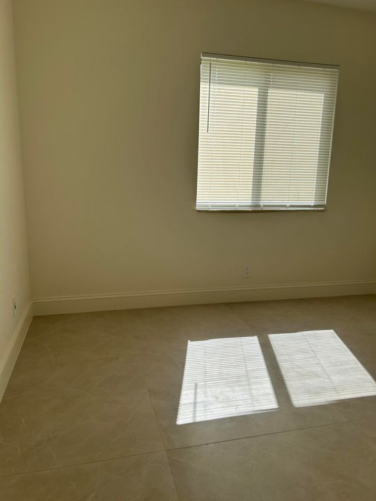 For Rent: $1,650 (2 beds, 1 baths, 810 Square Feet)