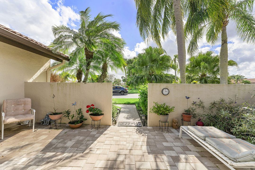 For Sale: $335,000 (2 beds, 2 baths, 1062 Square Feet)