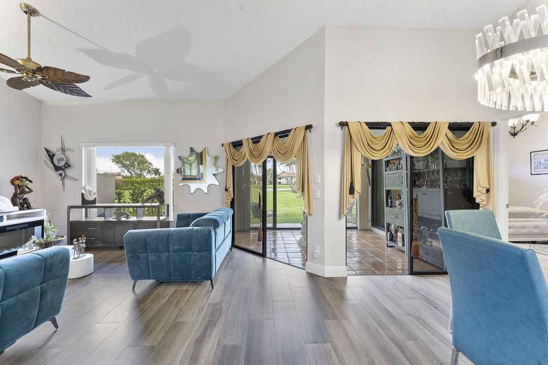 For Sale: $335,000 (2 beds, 2 baths, 1062 Square Feet)