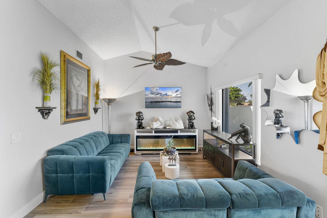 For Sale: $335,000 (2 beds, 2 baths, 1062 Square Feet)