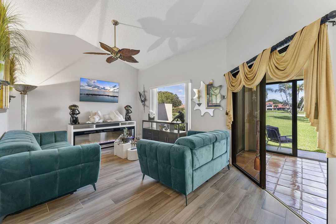 For Sale: $335,000 (2 beds, 2 baths, 1062 Square Feet)