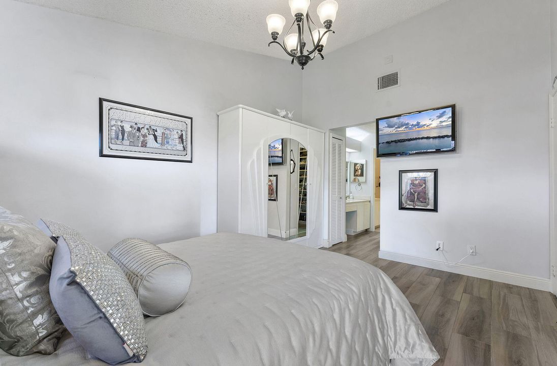 For Sale: $335,000 (2 beds, 2 baths, 1062 Square Feet)