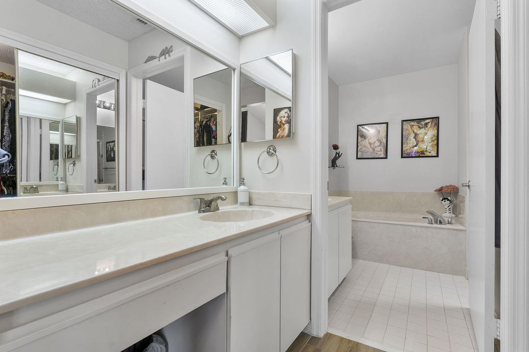 For Sale: $335,000 (2 beds, 2 baths, 1062 Square Feet)