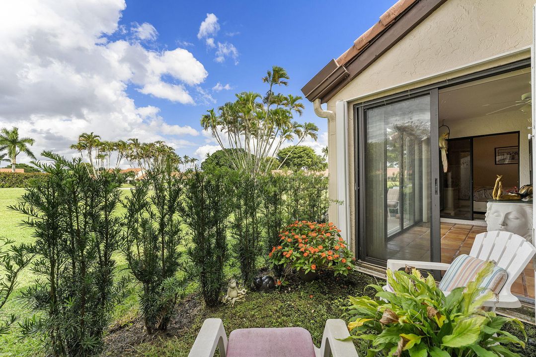 For Sale: $335,000 (2 beds, 2 baths, 1062 Square Feet)