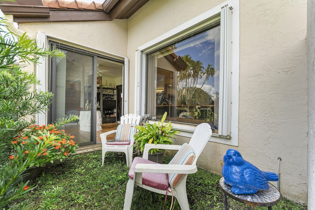 For Sale: $335,000 (2 beds, 2 baths, 1062 Square Feet)