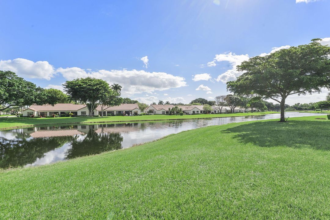 For Sale: $335,000 (2 beds, 2 baths, 1062 Square Feet)