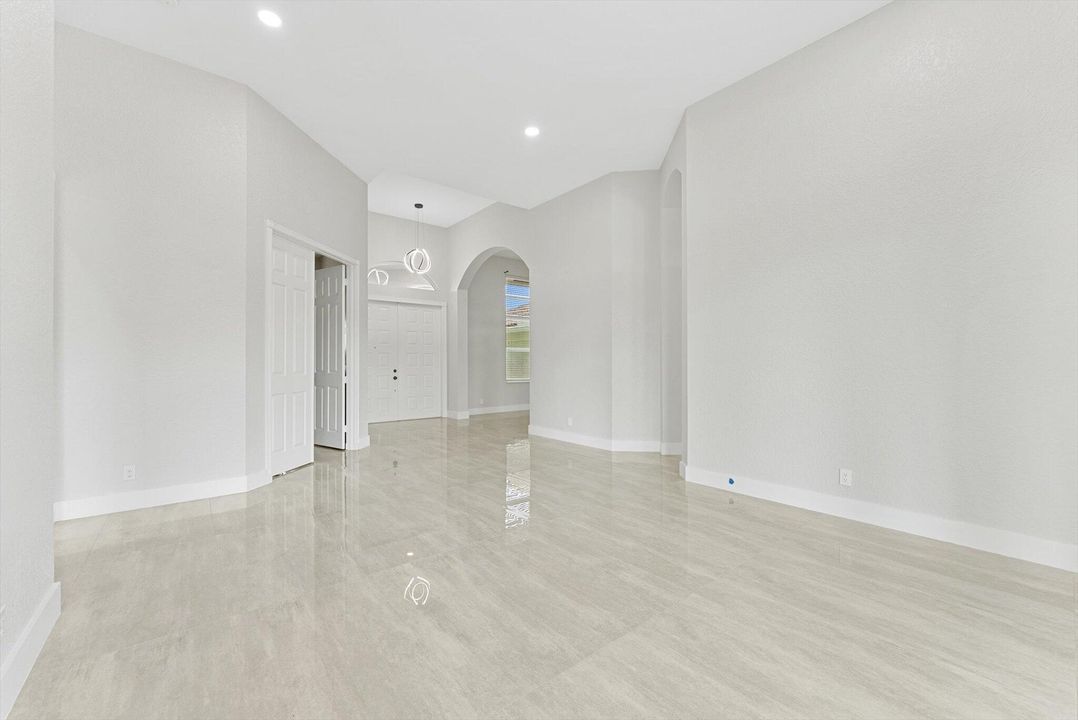 Active With Contract: $6,750 (5 beds, 3 baths, 2805 Square Feet)