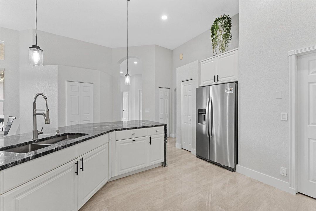 Active With Contract: $6,750 (5 beds, 3 baths, 2805 Square Feet)