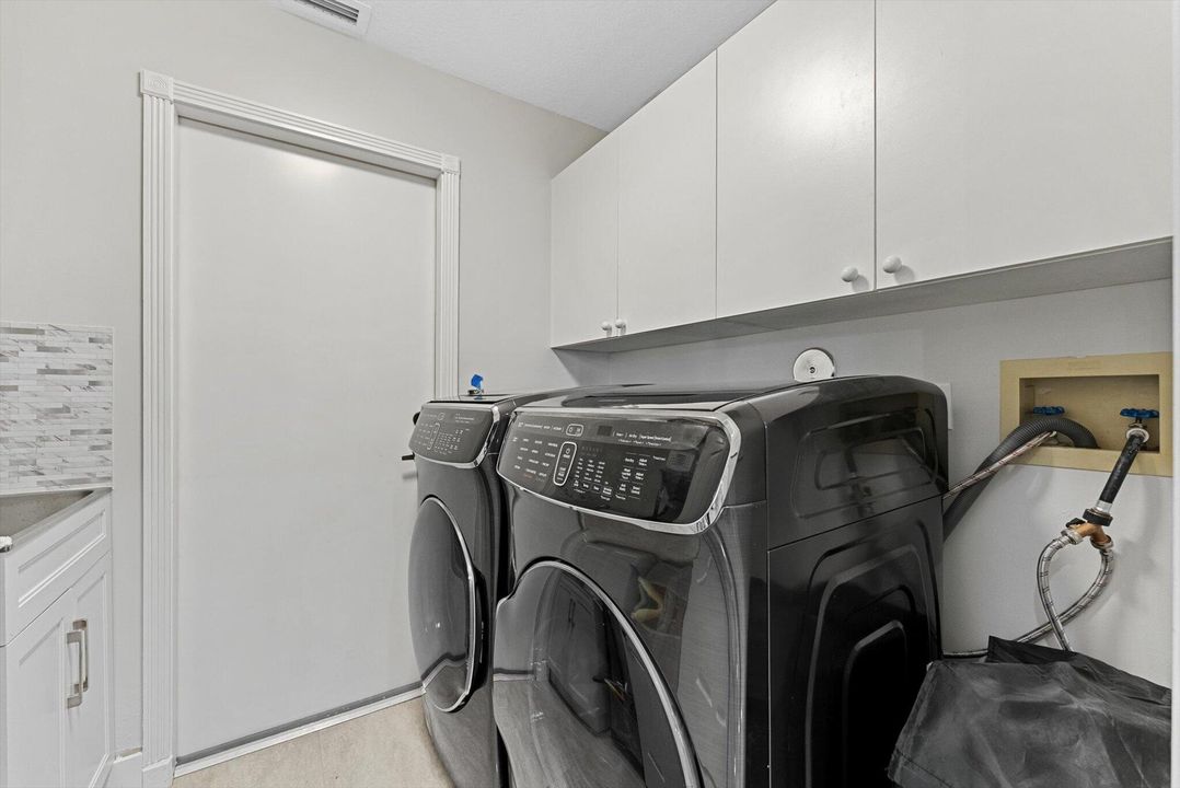 Active With Contract: $6,750 (5 beds, 3 baths, 2805 Square Feet)