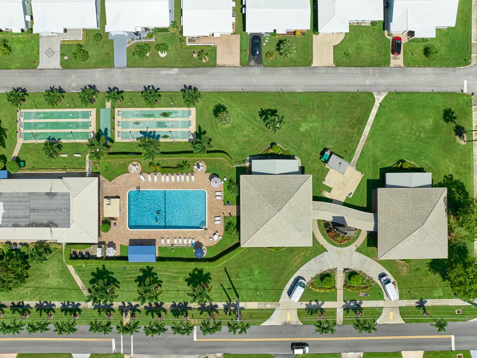 Active With Contract: $2,500 (2 beds, 2 baths, 1428 Square Feet)