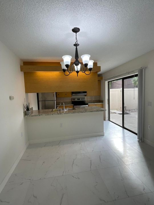 合同活跃: $2,190 (2 贝兹, 2 浴室, 1236 平方英尺)