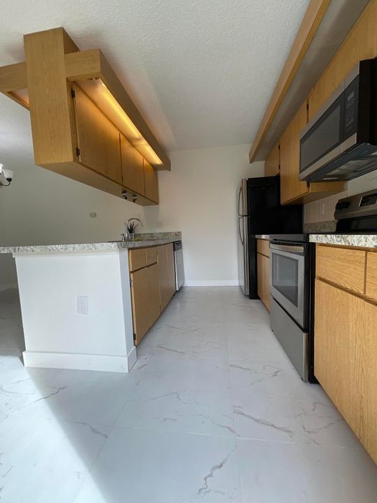 合同活跃: $2,190 (2 贝兹, 2 浴室, 1236 平方英尺)