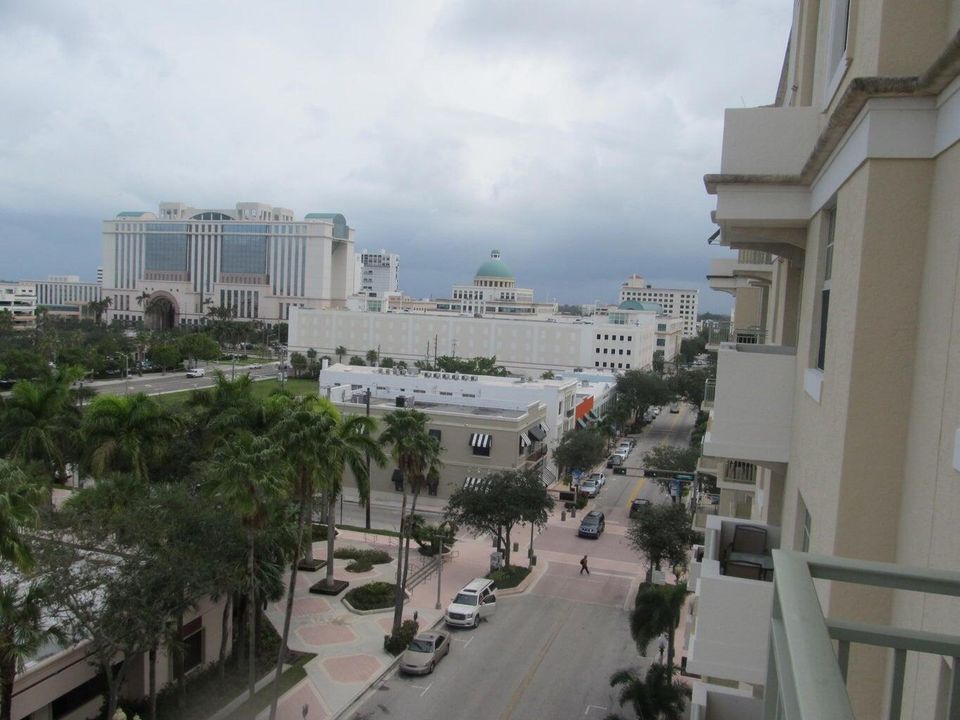 合同活跃: $3,000 (2 贝兹, 2 浴室, 1130 平方英尺)