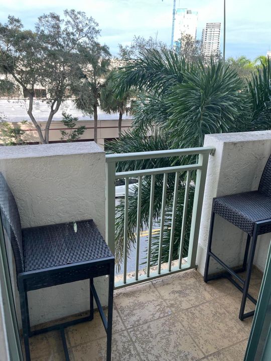 合同活跃: $3,000 (2 贝兹, 2 浴室, 1130 平方英尺)