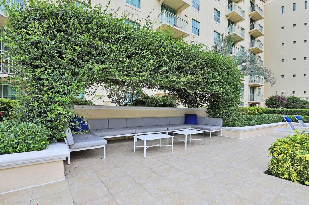 合同活跃: $3,000 (2 贝兹, 2 浴室, 1130 平方英尺)