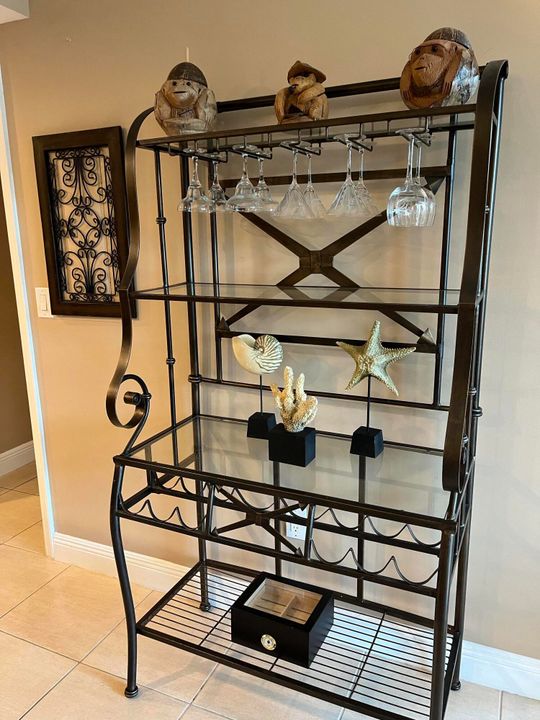 合同活跃: $3,000 (2 贝兹, 2 浴室, 1130 平方英尺)