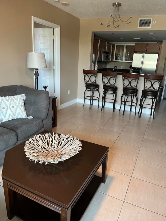 合同活跃: $3,000 (2 贝兹, 2 浴室, 1130 平方英尺)