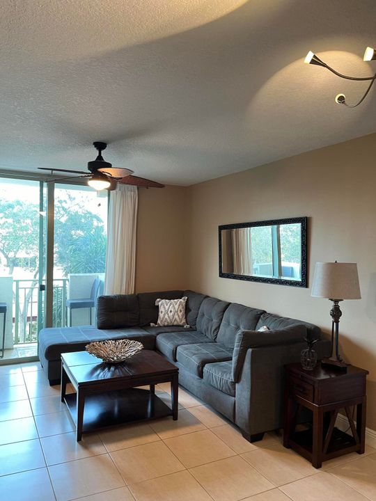 合同活跃: $3,000 (2 贝兹, 2 浴室, 1130 平方英尺)