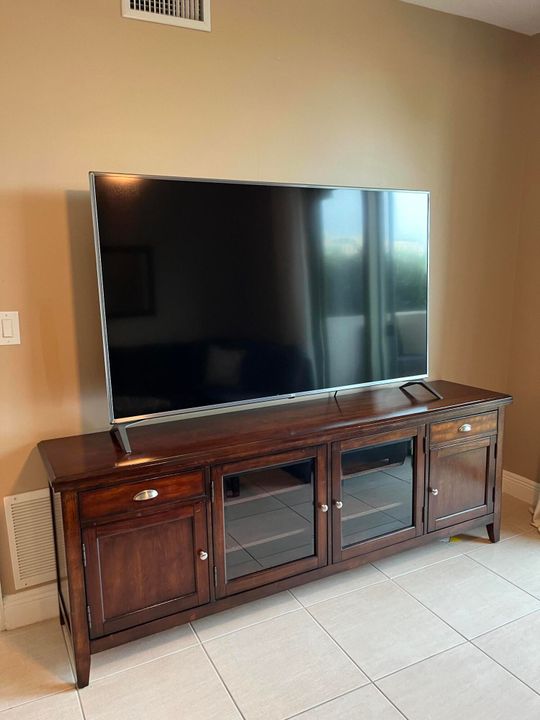 合同活跃: $3,000 (2 贝兹, 2 浴室, 1130 平方英尺)