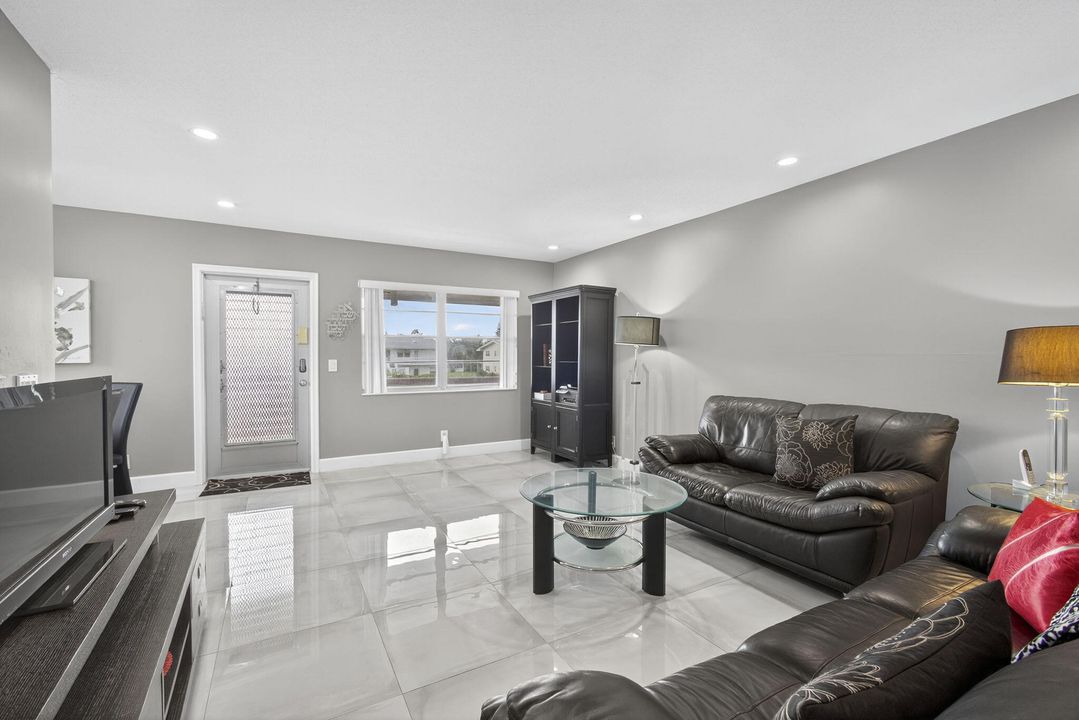 For Sale: $187,500 (2 beds, 2 baths, 798 Square Feet)