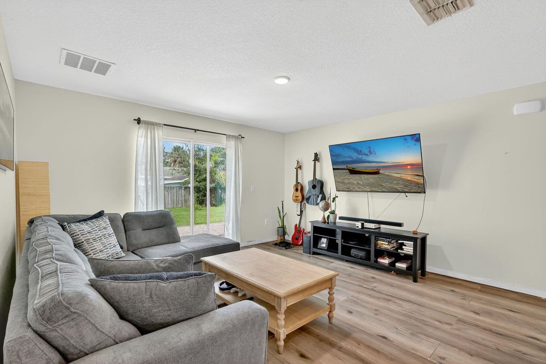 For Sale: $389,900 (3 beds, 2 baths, 1552 Square Feet)