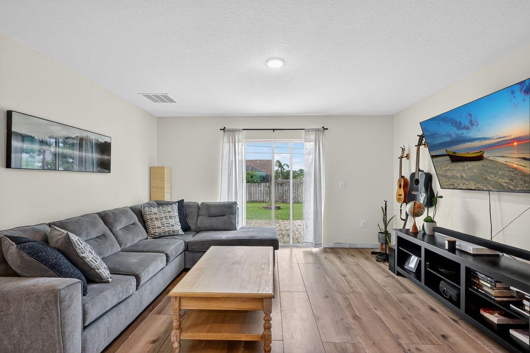 For Sale: $389,900 (3 beds, 2 baths, 1552 Square Feet)