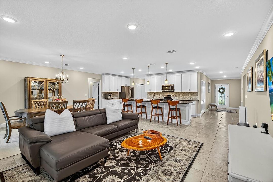 Под контрактом: $429,000 (3 спален, 2 ванн, 2102 Квадратных фут)