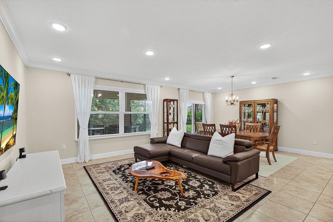 Под контрактом: $429,000 (3 спален, 2 ванн, 2102 Квадратных фут)