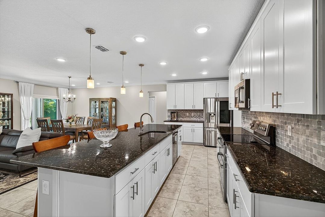 Под контрактом: $429,000 (3 спален, 2 ванн, 2102 Квадратных фут)