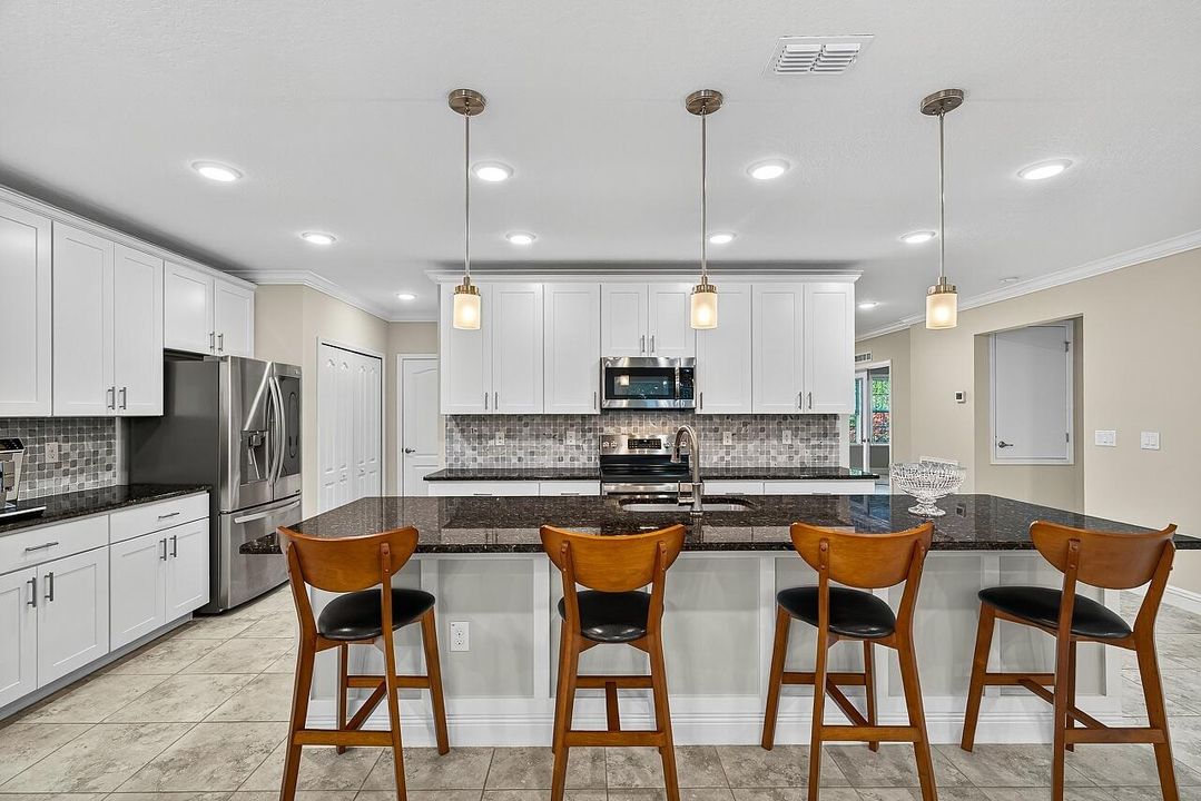 Под контрактом: $429,000 (3 спален, 2 ванн, 2102 Квадратных фут)