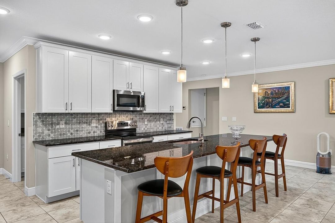 Под контрактом: $429,000 (3 спален, 2 ванн, 2102 Квадратных фут)