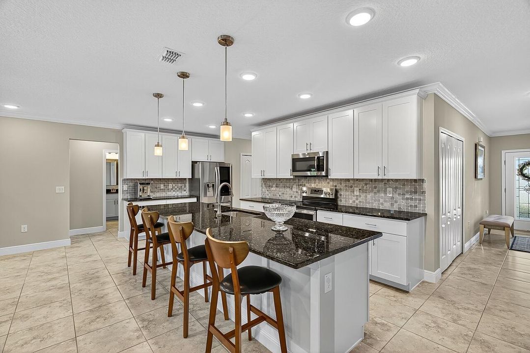 Под контрактом: $429,000 (3 спален, 2 ванн, 2102 Квадратных фут)