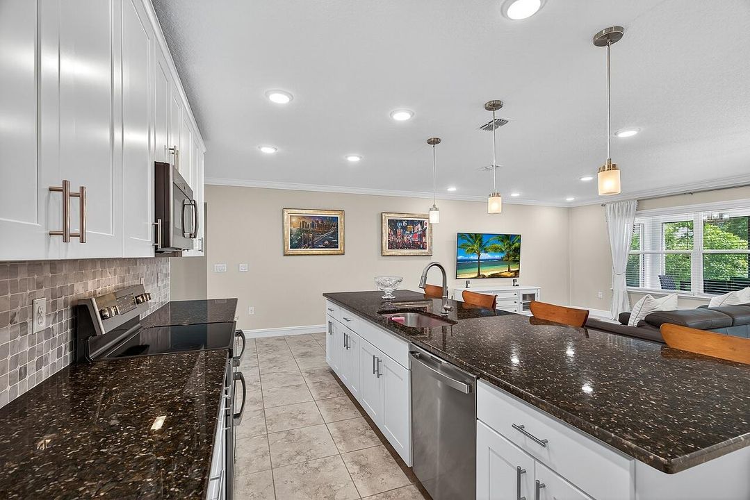 Под контрактом: $429,000 (3 спален, 2 ванн, 2102 Квадратных фут)