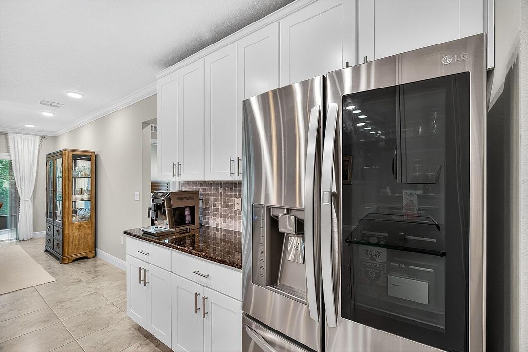 Под контрактом: $429,000 (3 спален, 2 ванн, 2102 Квадратных фут)