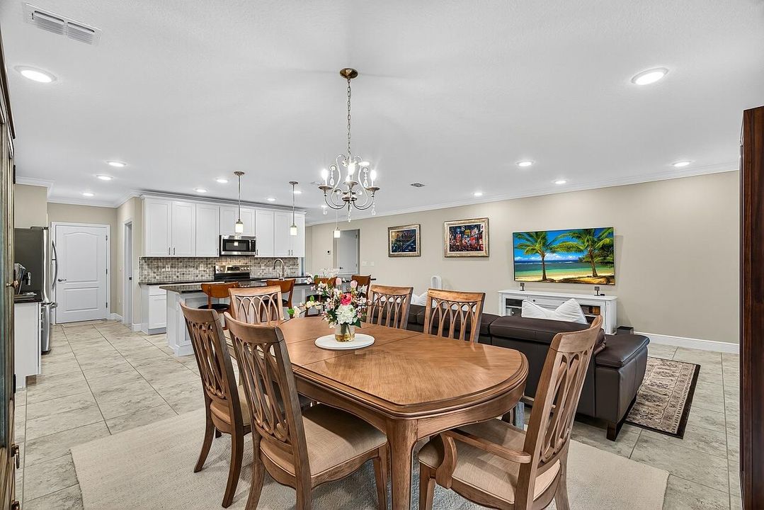 Под контрактом: $429,000 (3 спален, 2 ванн, 2102 Квадратных фут)