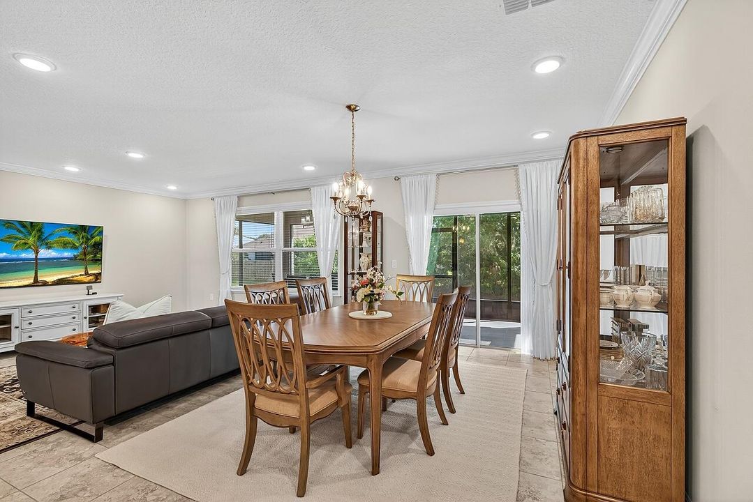 Под контрактом: $429,000 (3 спален, 2 ванн, 2102 Квадратных фут)