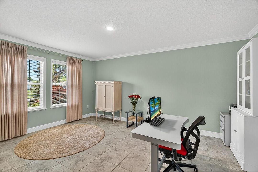 Под контрактом: $429,000 (3 спален, 2 ванн, 2102 Квадратных фут)