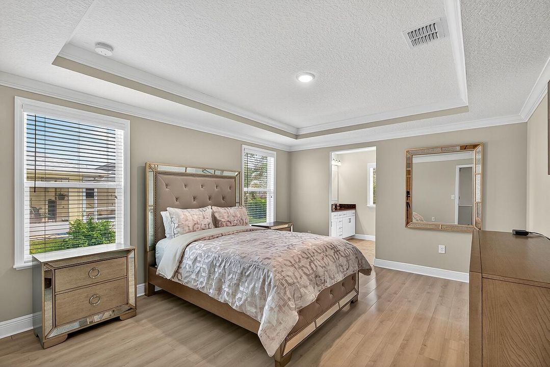 Под контрактом: $429,000 (3 спален, 2 ванн, 2102 Квадратных фут)