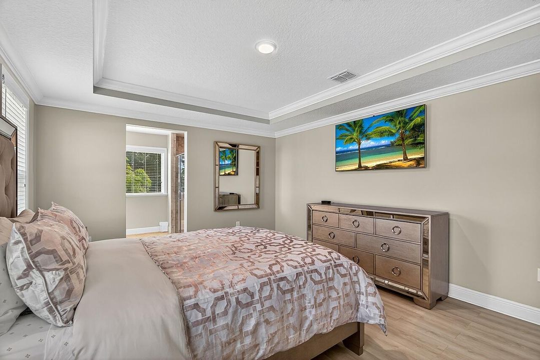 Под контрактом: $429,000 (3 спален, 2 ванн, 2102 Квадратных фут)