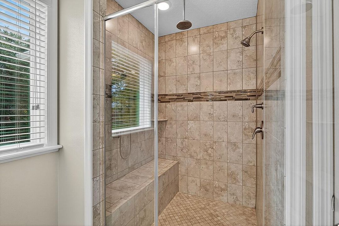 Под контрактом: $429,000 (3 спален, 2 ванн, 2102 Квадратных фут)