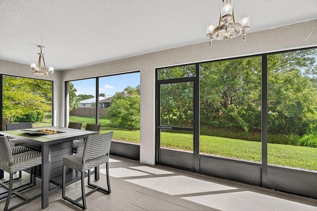 Под контрактом: $429,000 (3 спален, 2 ванн, 2102 Квадратных фут)