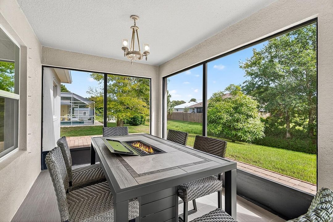 Под контрактом: $429,000 (3 спален, 2 ванн, 2102 Квадратных фут)