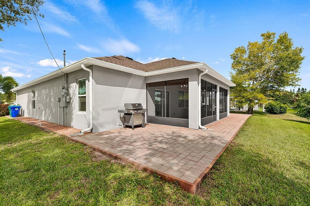 Под контрактом: $429,000 (3 спален, 2 ванн, 2102 Квадратных фут)