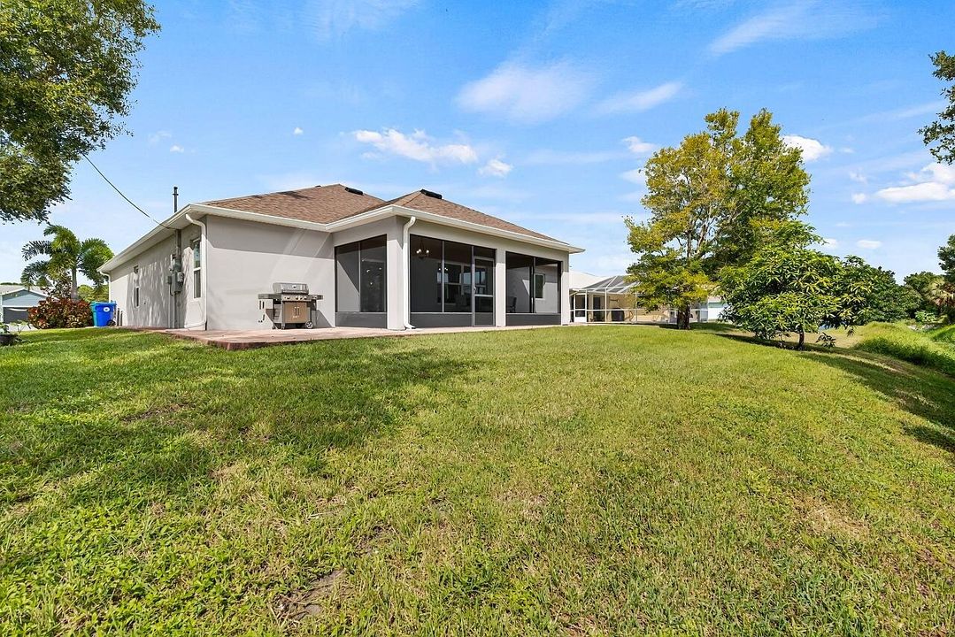 Под контрактом: $429,000 (3 спален, 2 ванн, 2102 Квадратных фут)