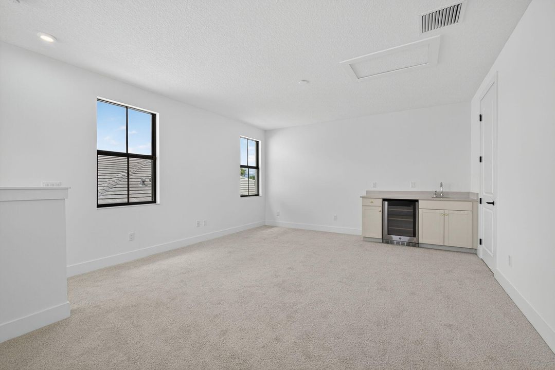 For Rent: $5,500 (5 beds, 4 baths, 3204 Square Feet)